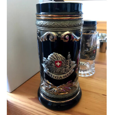 Art.11192-19.2cm. (Stock 20) Bierkrug "Schwarz" mit metallapplikation - 7,85 CHF
